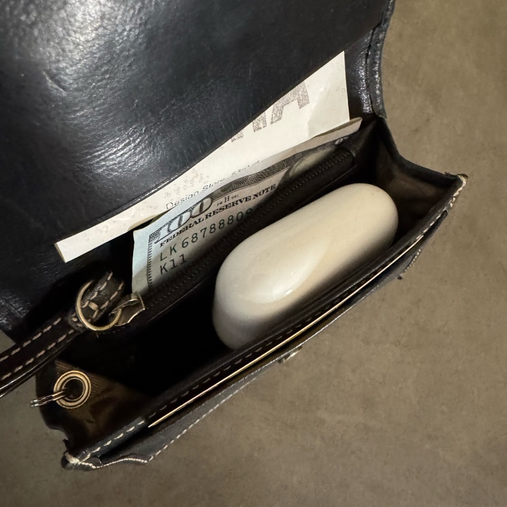Vintage Coach Hamptons Black Leather Wallet w. White Stitching & Key Ring - Picture 5 of 16